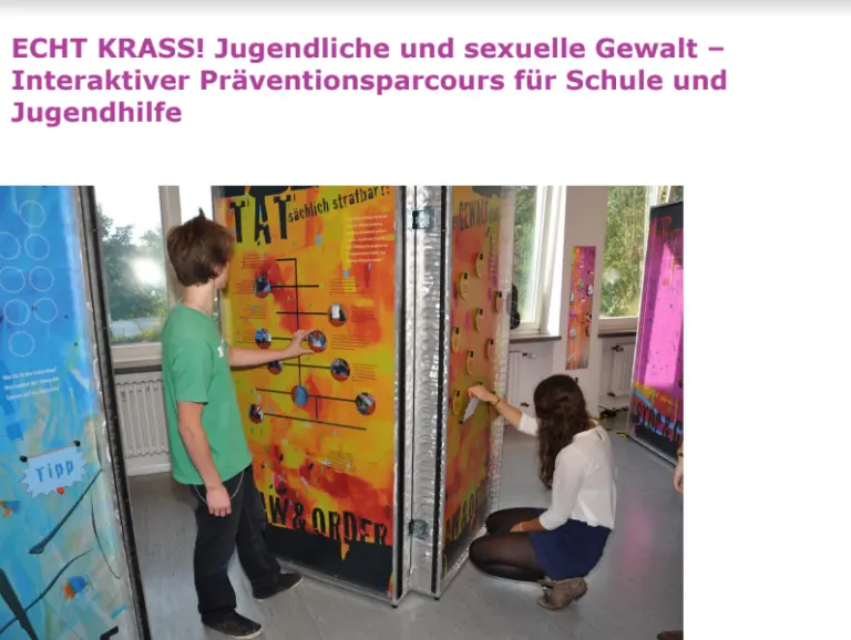 Ausschnitt „Echt krass!“ – Präventionsparcours zu sexueller Gewalt, Jugendliche an Stationswänden