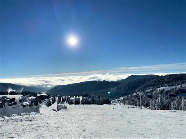 Sonnige Winterlandschaft über dem Nebelmeer mit verschneiten Hügeln
