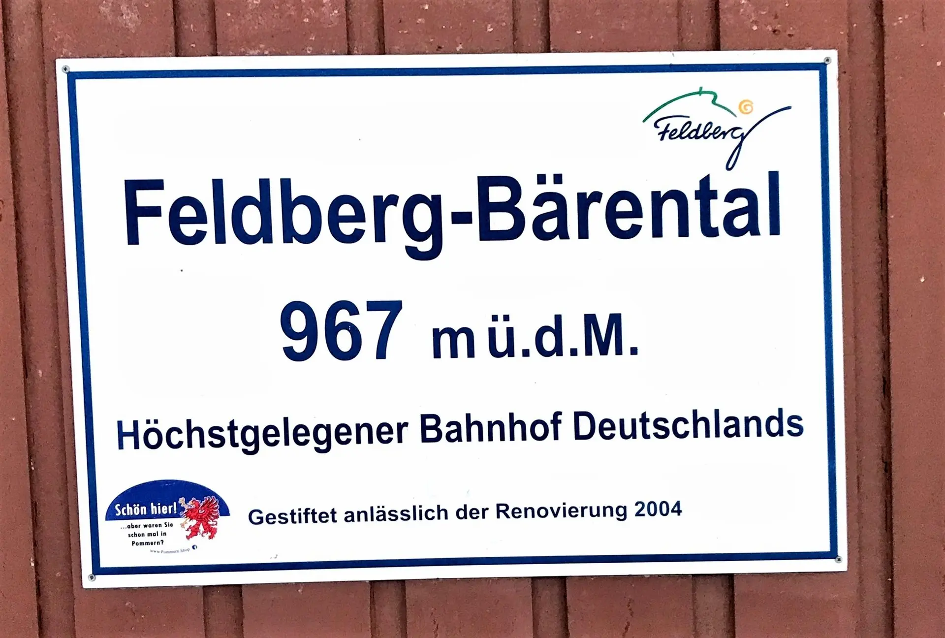 Bahnhofsschild Feldberg-Bärental, 967 m ü. d. M., höchstgelegener Bahnhof Deutschlands