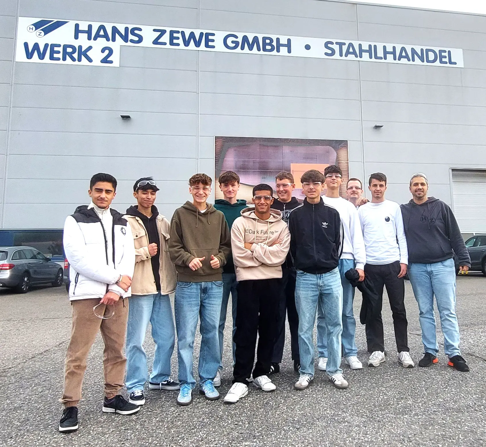 Gruppe Jugendlicher vor dem Gebäude der Hans Zewe GmbH Stahlhandel, Werk 2