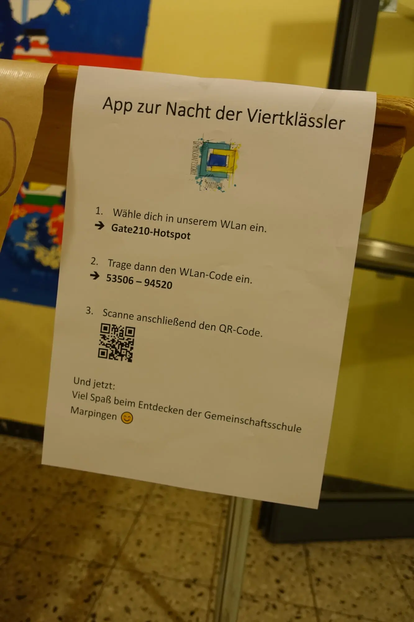 Aushang zur Nacht der Viertklässler mit Schullogo, kurzen Hinweisen und QR-Code