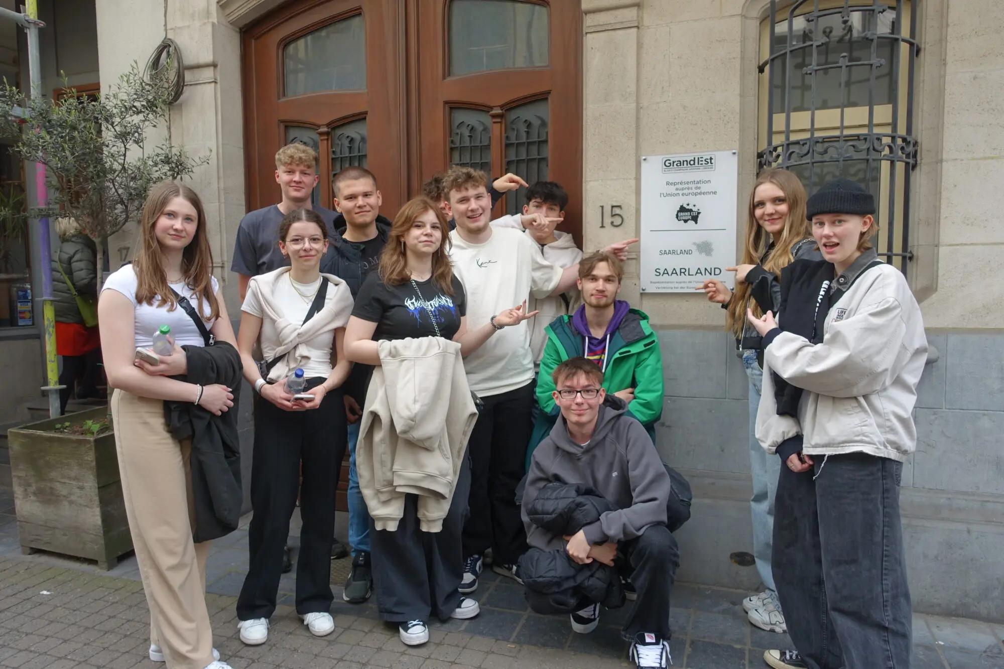 Gruppe von Jugendlichen posiert vor einem historischen Gebäudeeingang in einer Altstadt