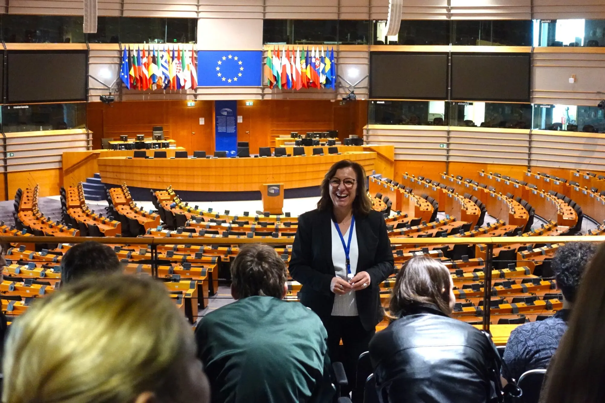 Schülergruppe im Plenarsaal des Europäischen Parlaments, eine Frau steht vorn und erklärt
