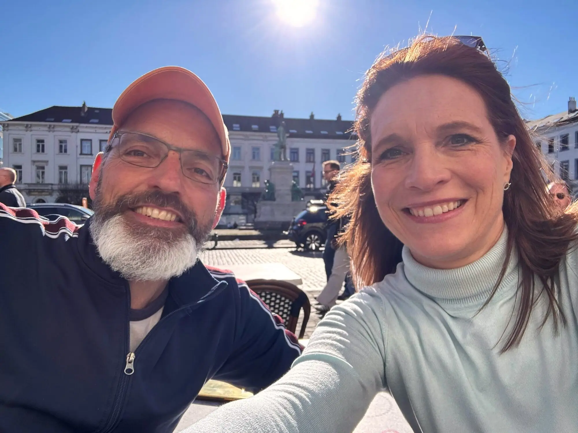 Selfie eines Lehrers und einer Lehrerin im Freien vor Stadtgebäuden bei Sonnenschein