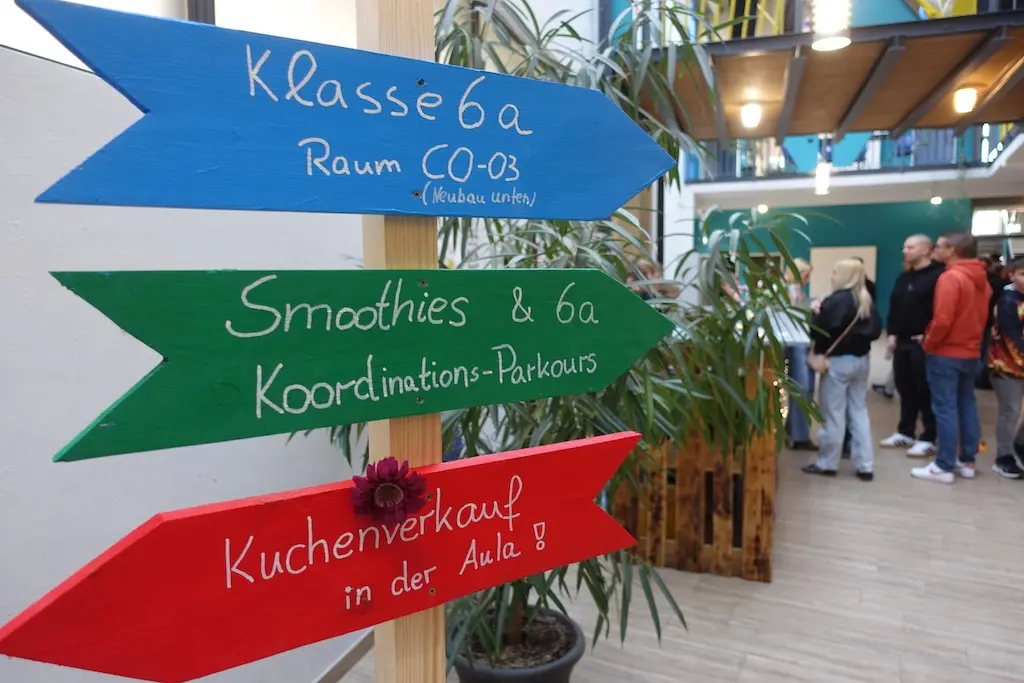 Wegweiser-Schilder: Klasse 6a Raum C0.18, Smoothies & Co Koordinationsbüro, Kuchenverkauf in der Halle
