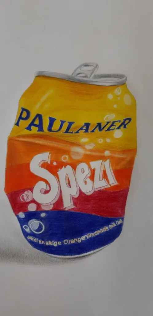 Schülerzeichnung einer zerdrückten Paulaner-Spezi-Getränkedose in leuchtenden Farben