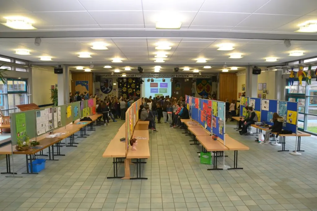 Leere Aula mit Tischreihen und Infoständen, vorbereitet für eine Berufsinformationsveranstaltung