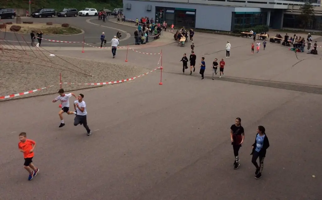 Läuferinnen und Läufer auf dem abgesperrten Schulhof beim Spendenlauf
