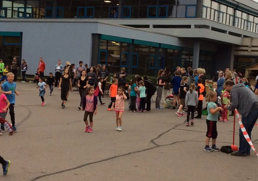 Viele Kinder und Jugendliche auf dem Schulhof während eines Laufevents